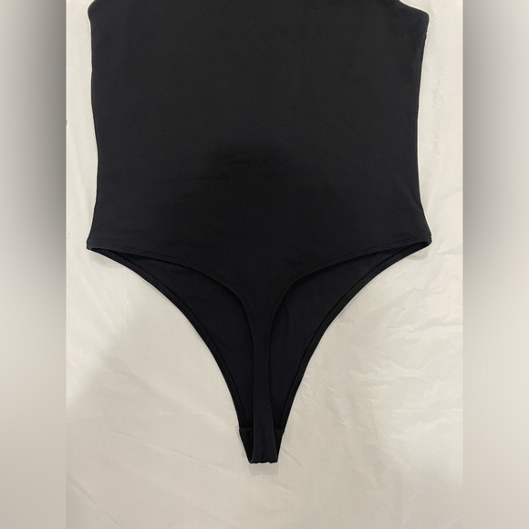 Aritzia Babaton contour sleeveless crew neck bodysuit, black, Size L - Picture 5 of 5